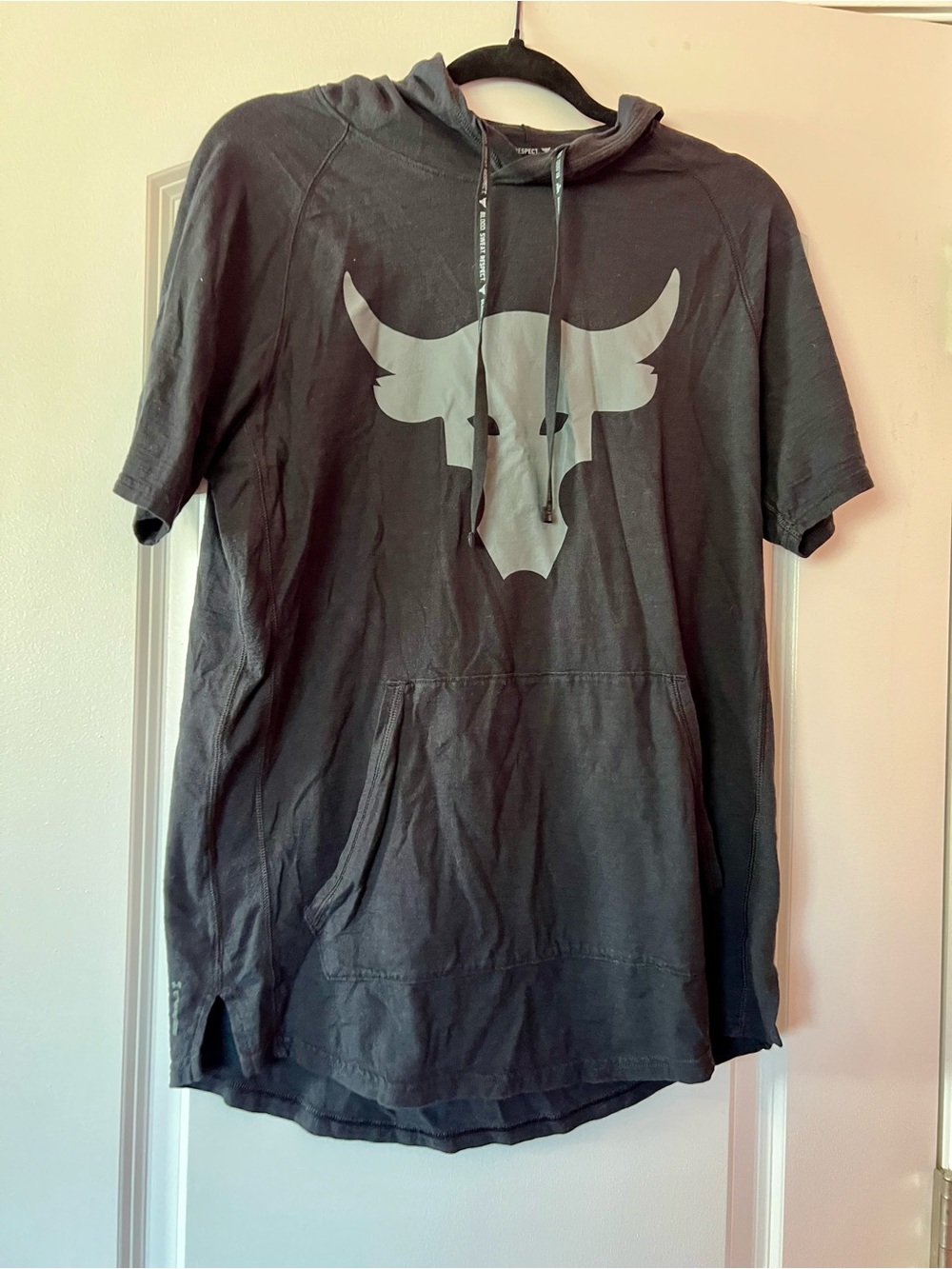 Under Armour Short-Sleeve Hooded Tee in Charcoal with Light Gray Bull Graphic
